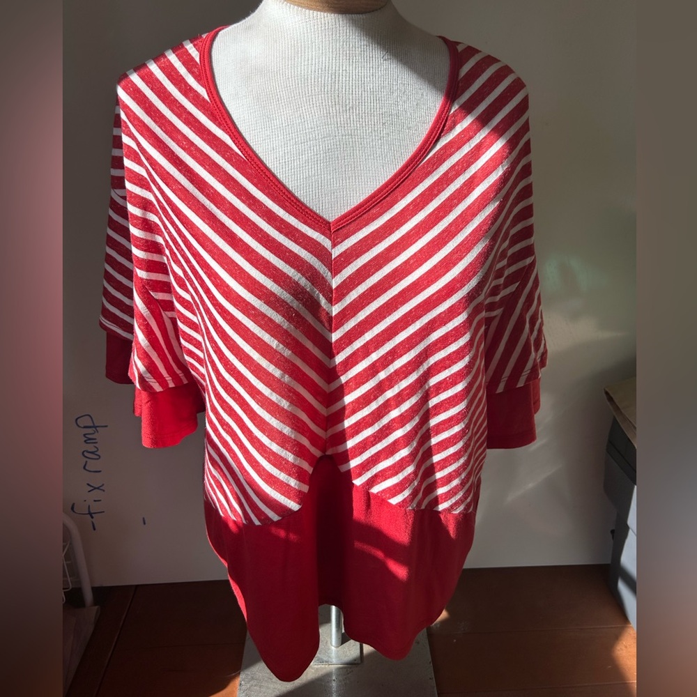 Umgee coral striped short sleeve shirt with ruffle sleeve, women’s size large